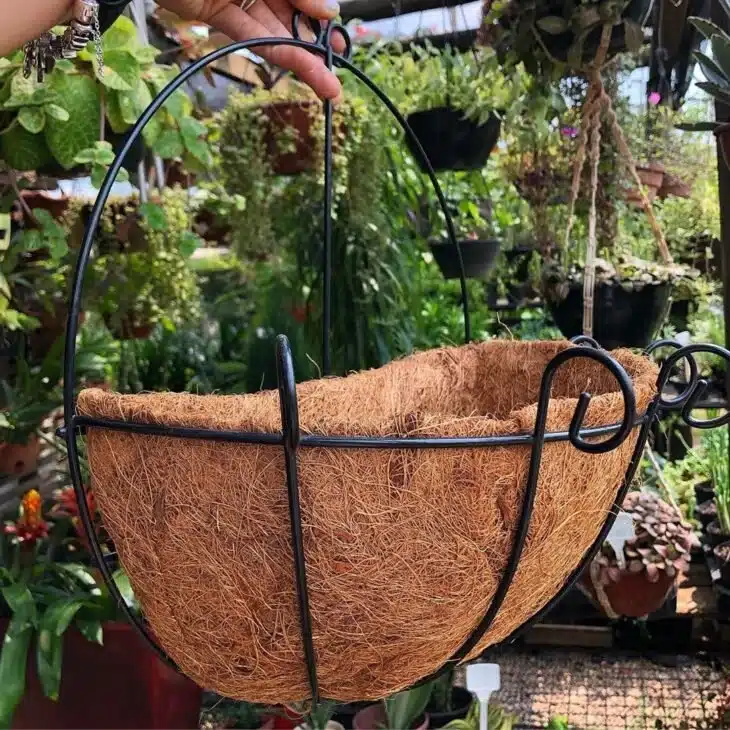 Vasos de Parede: 10 Ideias Para Transformar Seu Jardim Suspenso 1 Vaso de parede feito com fibra de côco.