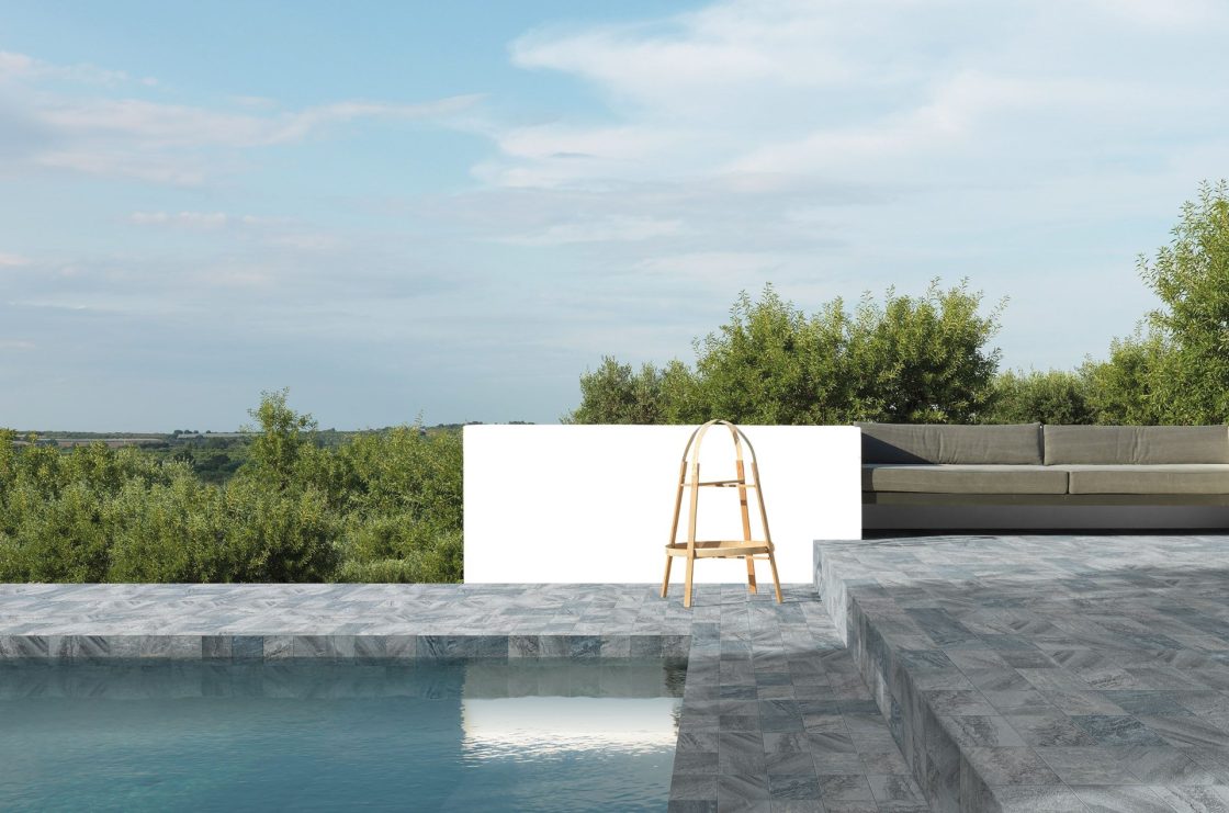 Azulejo para piscina: o melhor revestimento a escolher 5 Área externa com piscina com vista para a mata.