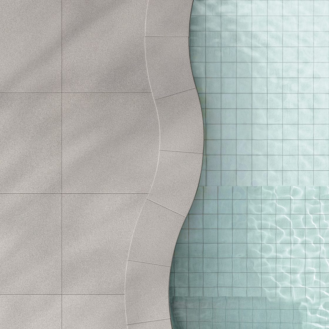 Espaço aberto com revestimento claro, piscina, cadeira espreguiçadeira e