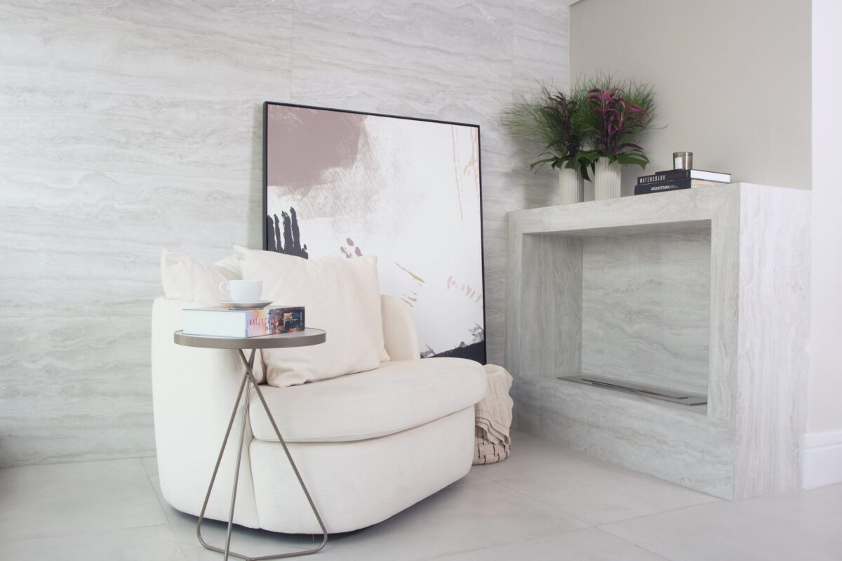 Revitalização e Estilo: Como usar o Porcelanato Travertino na Decoração 3 Porcelanato travertino pode ser usado em pisos, paredes, balcões e outras superfícies (Projeto: Julia Cinél)