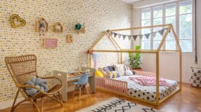 Prateleira para Quarto Infantil: 10 Maneiras de Usar na Decoração 7 Foto de cama montessoriana: benefícios e autonomia no desenvolvimento da criança