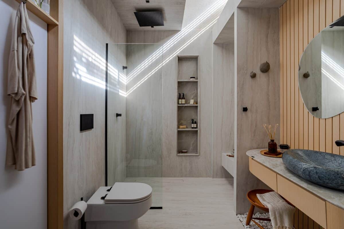 Revitalização e Estilo: Como usar o Porcelanato Travertino na Decoração 2 Banheiro com piso e paredes em porcelanato marmorizado claro