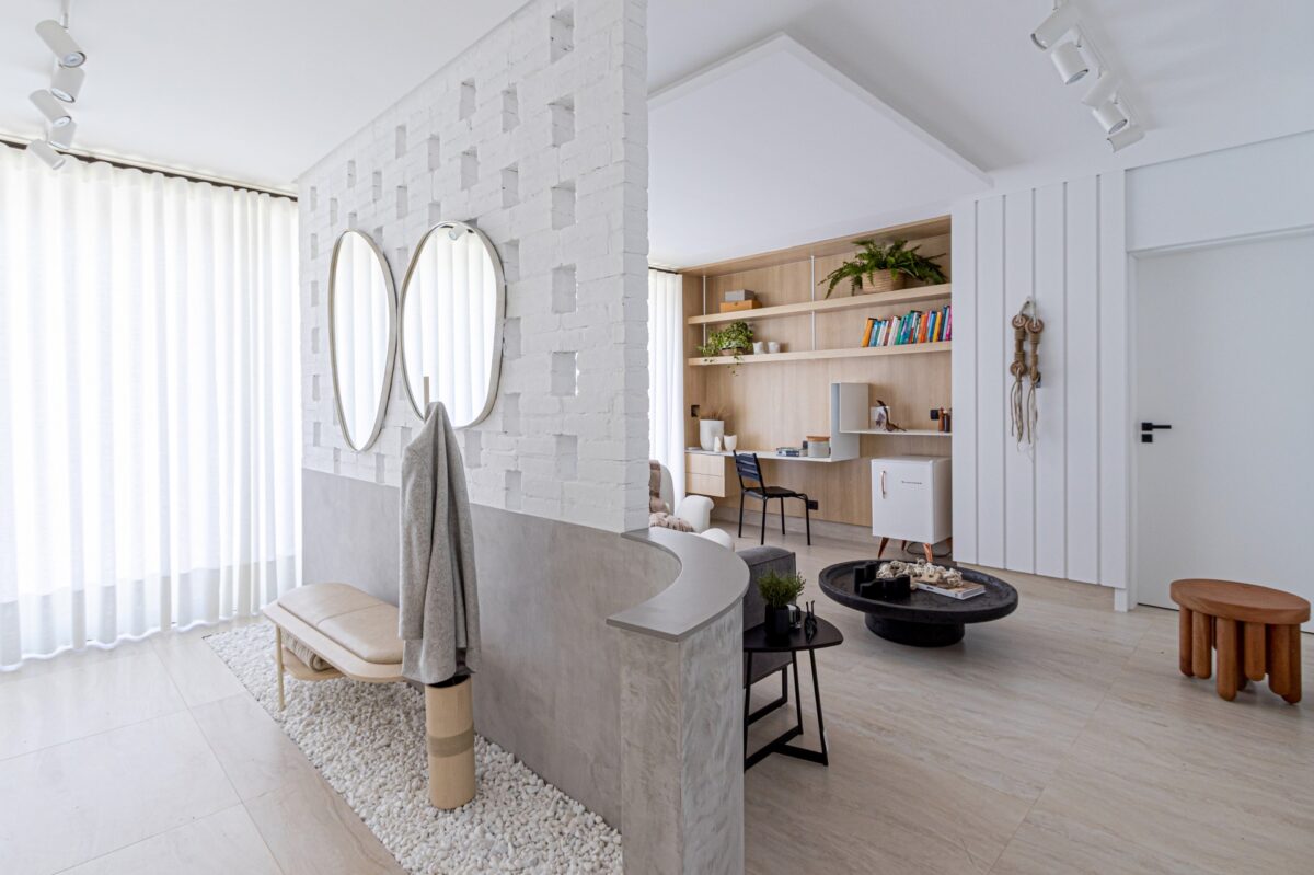 Revitalização e Estilo: Como usar o Porcelanato Travertino na Decoração 7 Ambiente em tons claros e com formas orgânicas