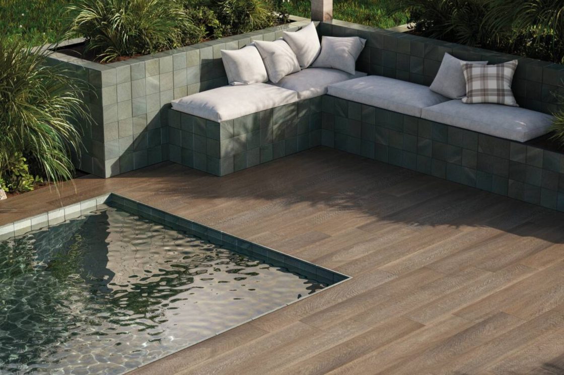 Azulejo para piscina: o melhor revestimento a escolher 7 Área externa com piscina e sofás embutidos.
