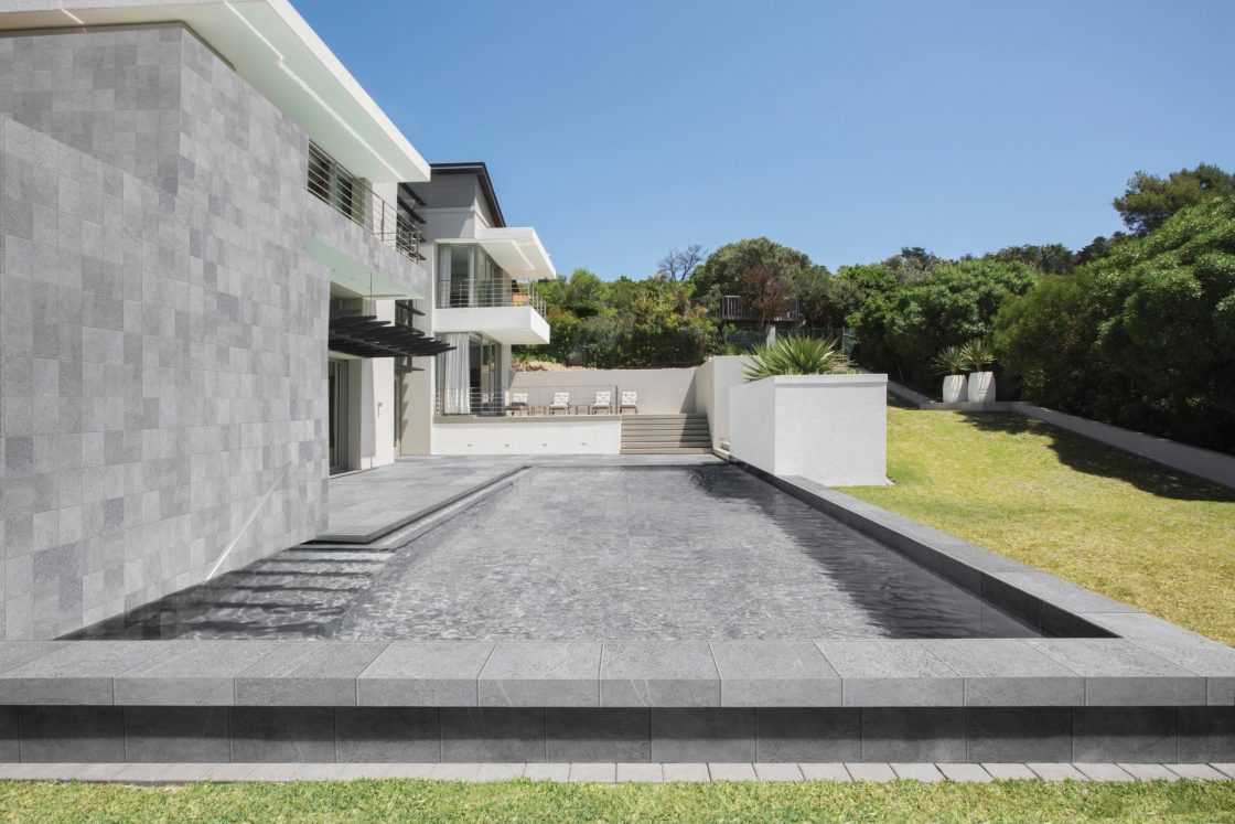 Azulejo para piscina: o melhor revestimento a escolher 9 Área externa com piscina ampla.