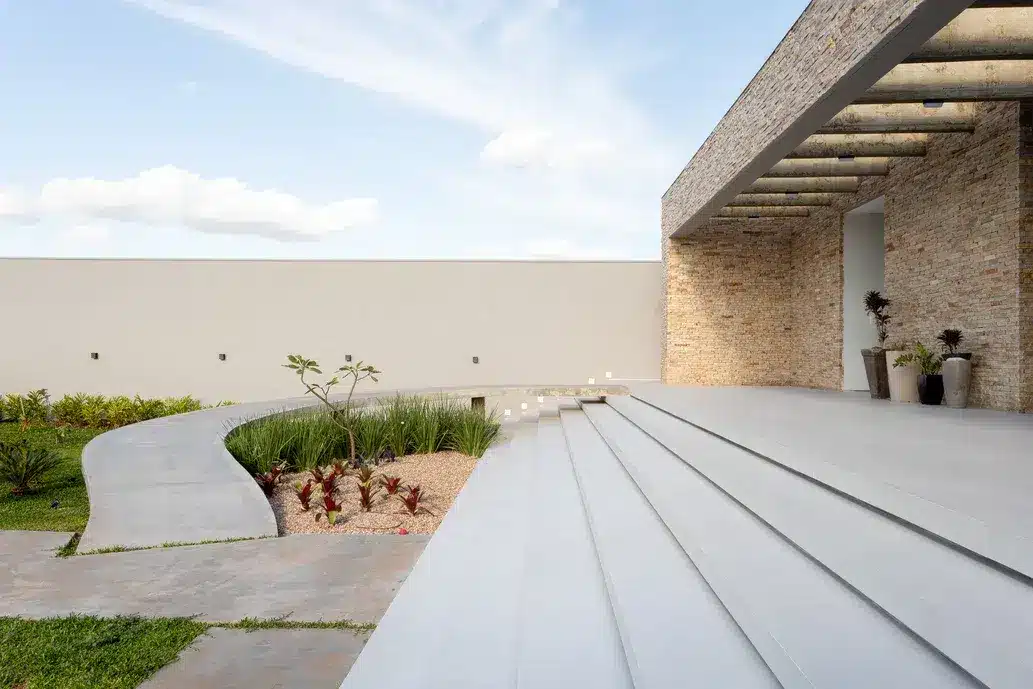 Revestimento de muros e paredes externas: dicas para escolher o melhor 10 5 Investir no revestimento do que será o cartão de visita de seu projeto é essencial (Projeto: Diogo Mendes Gonçalves)