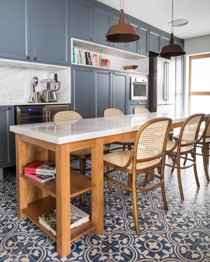 10 Fotos de Cozinhas Grandes para Inspirar sua Decoração 5 Cozinha planejada destacada pelos nichos de mármore.