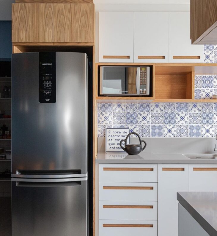 10 Fotos de Cozinhas Grandes para Inspirar sua Decoração 7 Azulejo português como elemento decorativo em cozinha.