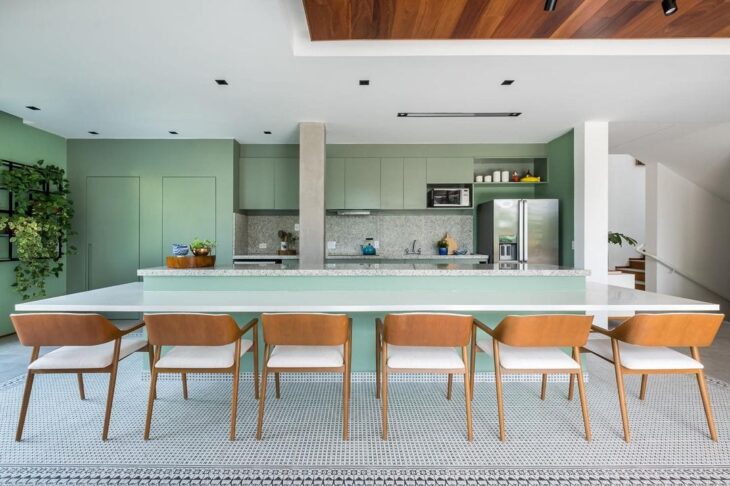 10 Fotos de Cozinhas Grandes para Inspirar sua Decoração 9 Ilha grande com um desnível que serve como mesa.