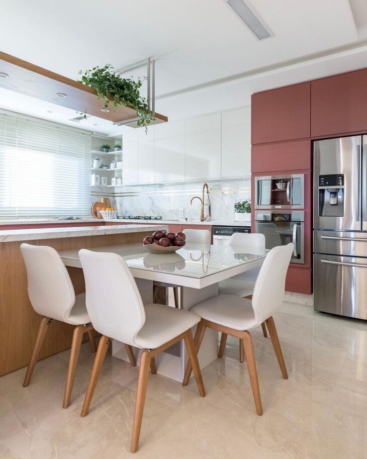 10 Fotos de Cozinhas Grandes para Inspirar sua Decoração 10 Balcão combinando com a mesa de jantar na cozinha.