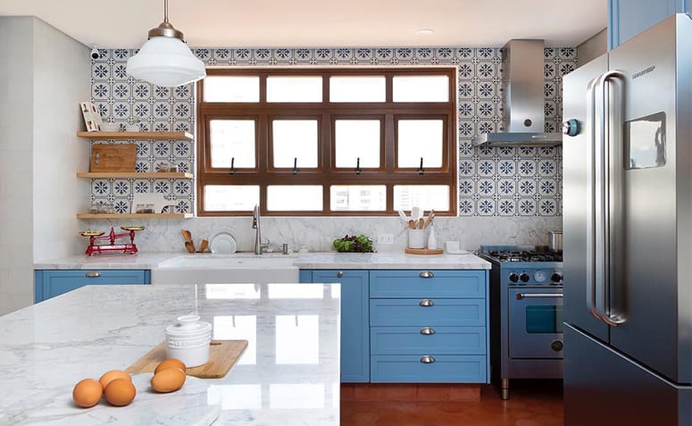 10 Fotos de Cozinhas Grandes para Inspirar sua Decoração 3 Capa do artigo sobre cozinhas grandes.