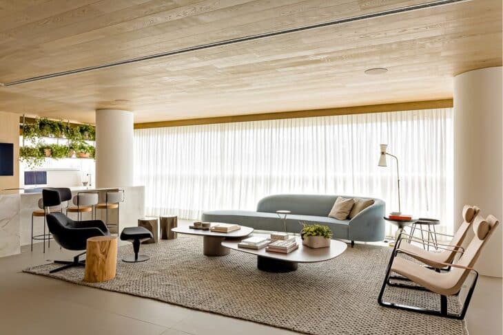 10 Ambientes com Tapete de Sisal que Combinam o Rústico com o Moderno 5 Tapete de sisal em ambiente acolhedor.