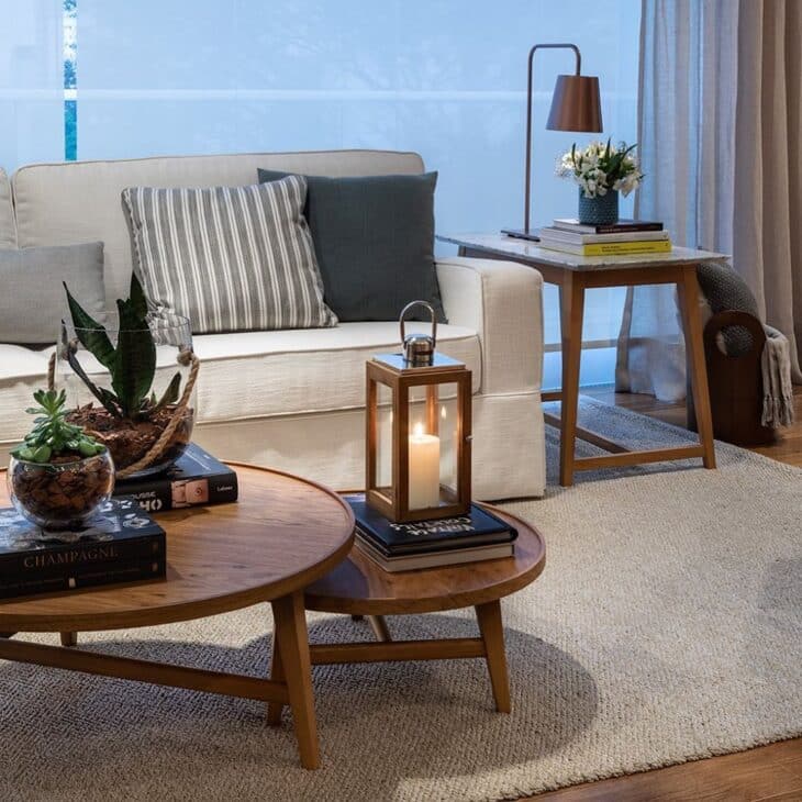 10 Ambientes com Tapete de Sisal que Combinam o Rústico com o Moderno 1 Tapete de sisal proporciona aconchego.