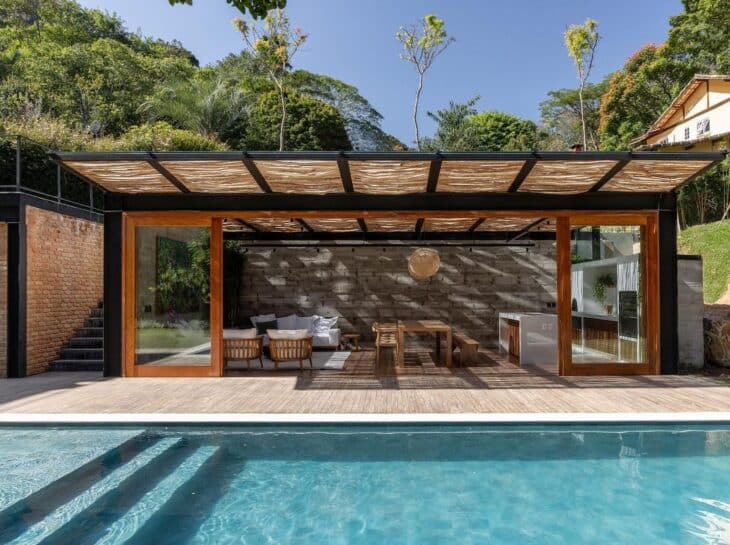 Área Gourmet com Piscina: Como Criar um Espaço Aconchegante 10 Decoração vertical é uma ótima ideia.
