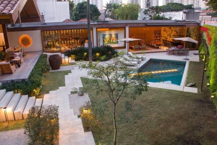 Área Gourmet com Piscina: Como Criar um Espaço Aconchegante 1 Armários funcionais ajudam na organização do espaço.