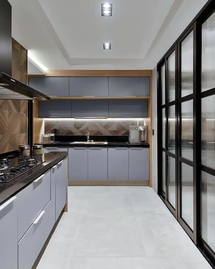 10 Opções de Armário de Cozinha Cinza para Uma Organização Sofisticada 7 Armário de cozinha cinza em tom neutro que combina com diferentes decorações.