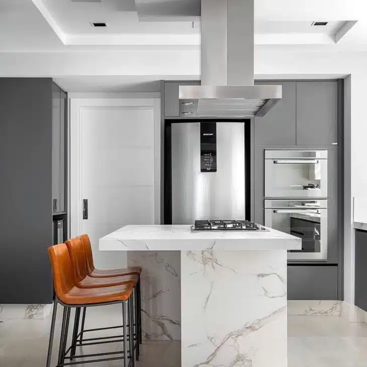 10 Opções de Armário de Cozinha Cinza para Uma Organização Sofisticada 10 Armário cinza combinado com branco, representação de modernidade.