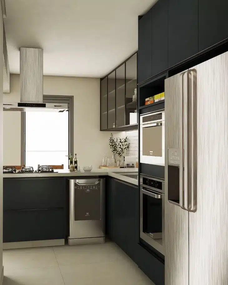 10 Opções de Armário de Cozinha Cinza para Uma Organização Sofisticada 1 Exemplo de armário cinza espelhado trazendo modernidade.