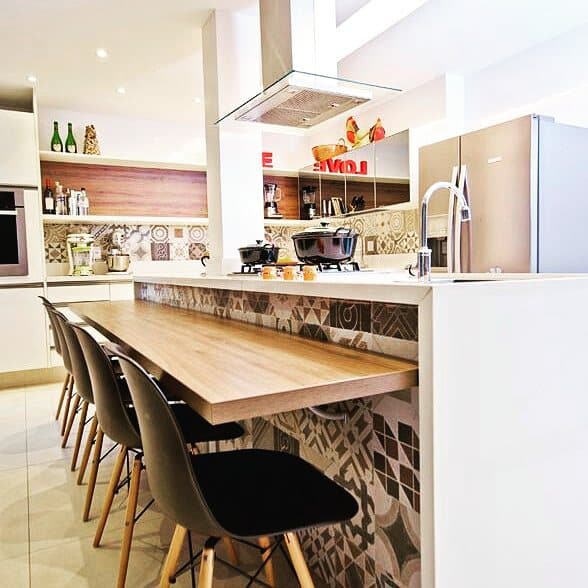 Bancada suspensa: 10 modelos que trazem sofisticação para sua casa 1 Foto: Reprodução / Residência 187