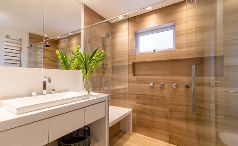 Banheiros Amadeirados: 10 Ideias Criativas 3 Banheiro amadeirado com revestimento elegante.