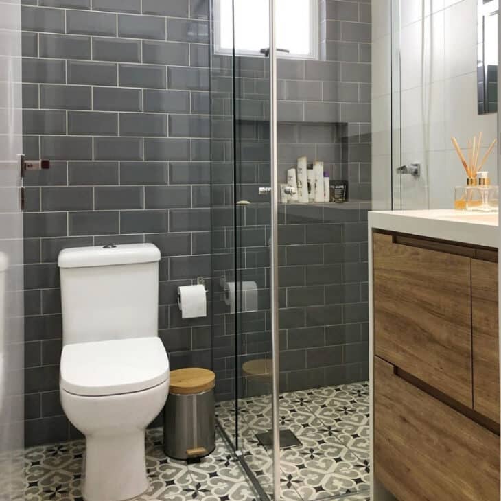 10 Ideias de Banheiro Cinza: Versatilidade e Elegância 5 Banheiro cinza com uma linda combinação de cores.
