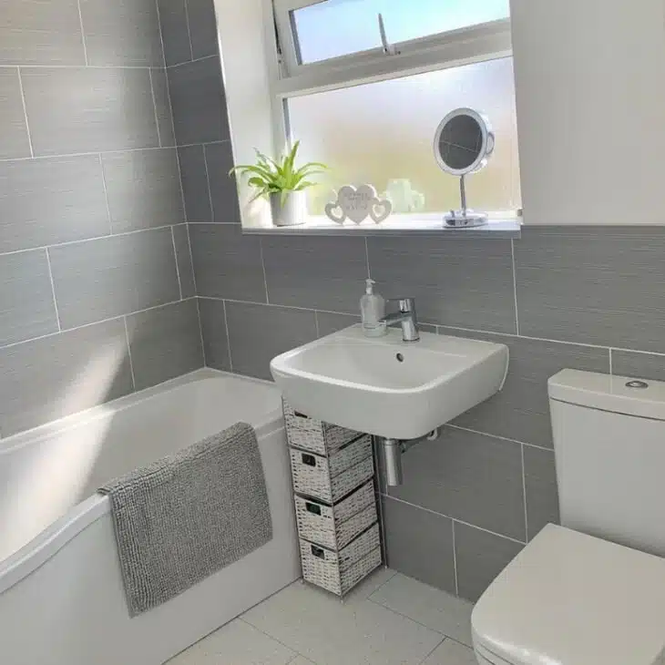 10 Ideias de Banheiro Cinza: Versatilidade e Elegância 7 Banheiro cinza estiloso com detalhes criativos.