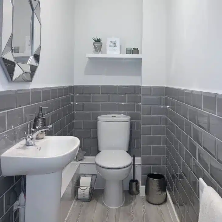 10 Ideias de Banheiro Cinza: Versatilidade e Elegância 9 Exibição de um banheiro decorado com cinza.