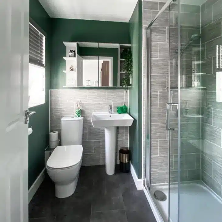 10 Ideias de Banheiro Cinza: Versatilidade e Elegância 1 Banheiro cinza espaçoso e sofisticado.