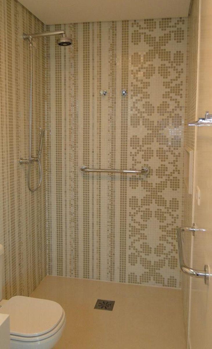 Banheiros Decorados com Pastilhas: 10 ideias e dicas 2 Para formar um desenho, você pode se inspirar em algum bordado, por exemplo