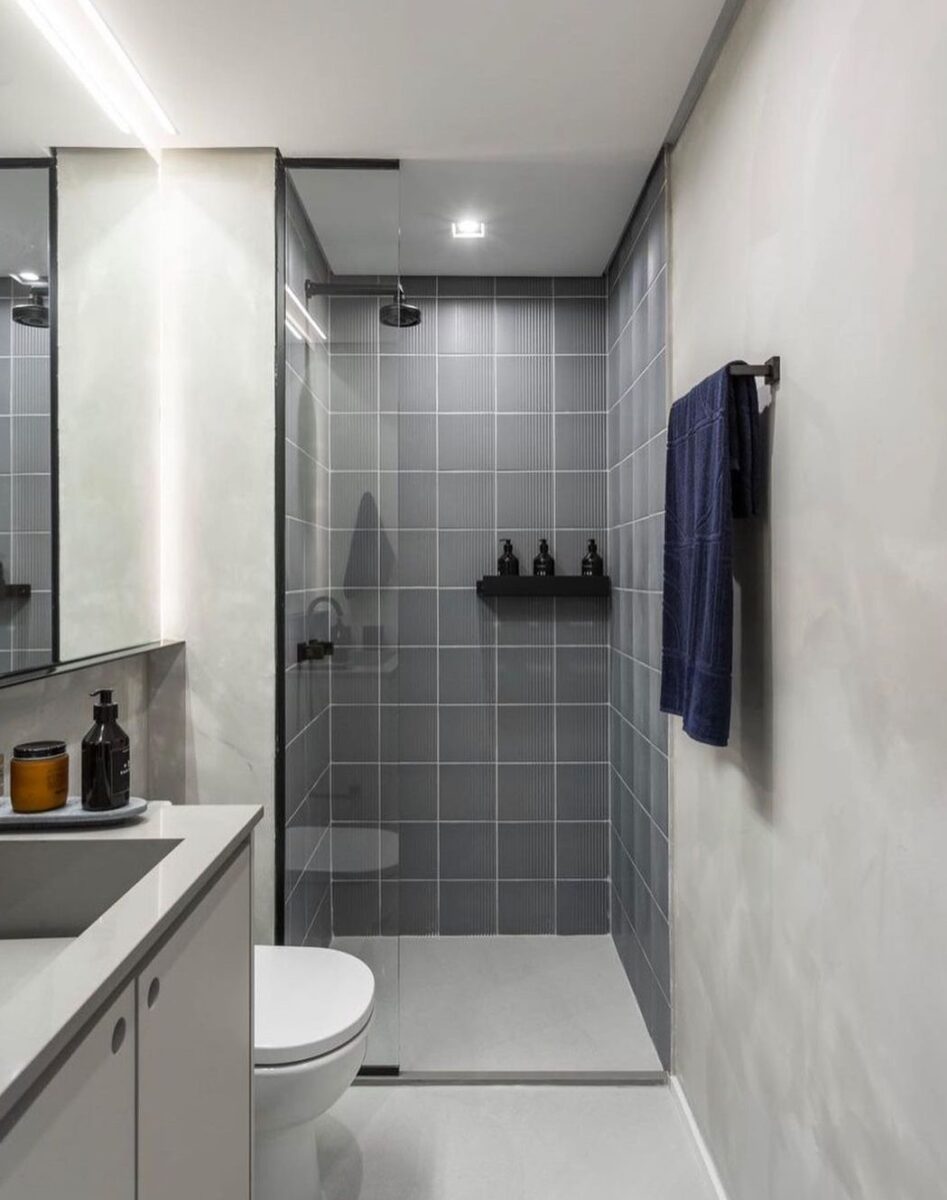 Banheiros pequenos: 10 ideias funcionais para os menores espaços 10 Incluir o vaso sanitário embaixo da pedra alongada é uma opção