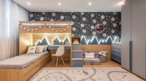 10 Maneiras Alegres de Decorar um Quarto Infantil Pequeno 7 Beliche com escrivaninha