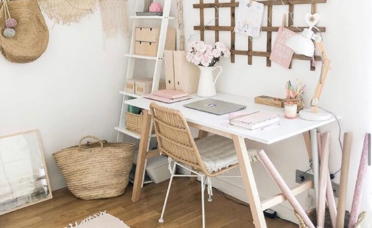 Cantinho de Estudo: 10 Ideias para Estilizar seu Espaço 9 Este cantinho de estudo é iluminado, possui uma mesa com elementos de organização e um ambiente agradável.
