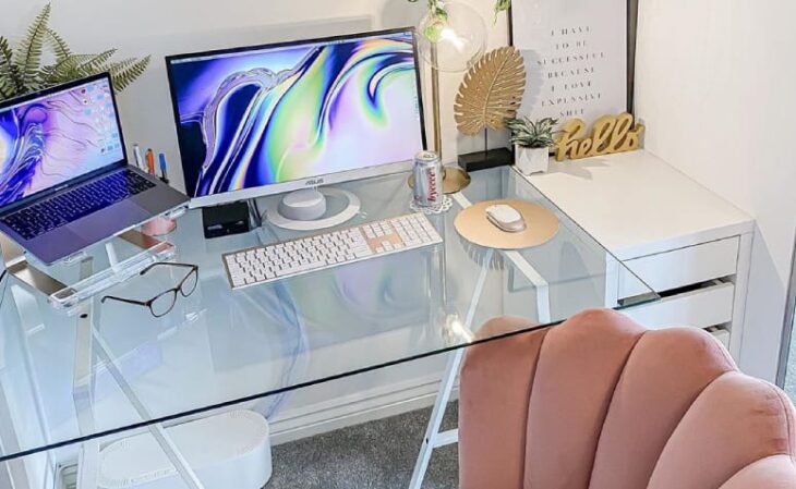 Cantinho de Estudo: 10 Ideias para Estilizar seu Espaço 1 Nesse cantinho de estudo, nota-se a mesa bem organizada, reforçando a ideia de um espaço propício ao aprendizado.