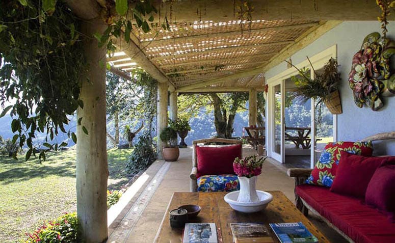 Decoração de Varandas: 10 Ideias para um Ambiente Aconchegante 3 Tipos de varandas em casas, com diversas inspirações que são cheias de aconchego e frescor.