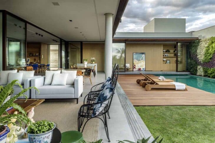 Decoração de Varandas: 10 Ideias para um Ambiente Aconchegante 7 Um grande espaço de convivência e lazer.