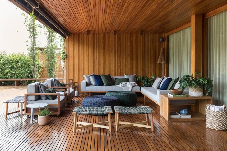 Decoração de Varandas: 10 Ideias para um Ambiente Aconchegante 9 Opte por acabamentos naturais, como a madeira.