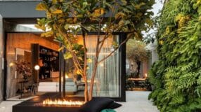 10 Projetos de Sobrado Pequeno para um Lar Aconchegante 5 Foto de uma casa pequena e moderna.