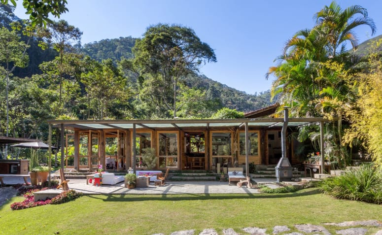 7 Dicas Práticas para Construir uma Casa Sustentável 3 Imagem de uma casa sustentável com uma bela fachada.