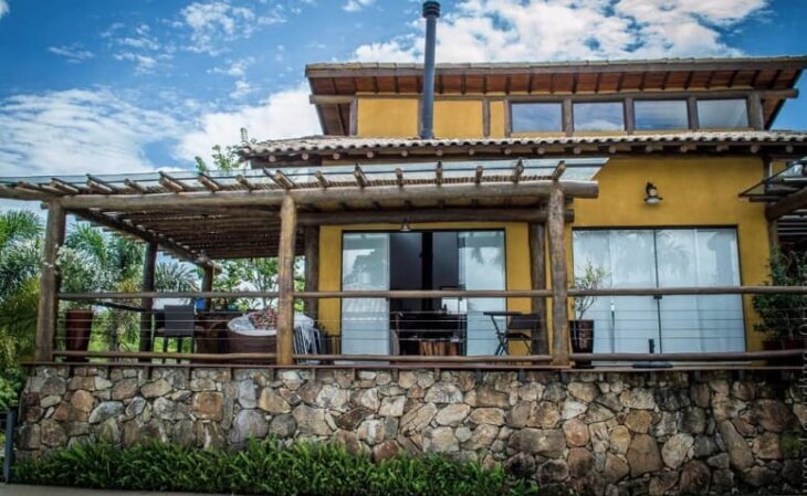 Imagem de uma casa com materiais ecologicamente corretos.