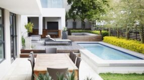 Imagem de casas com piscina.