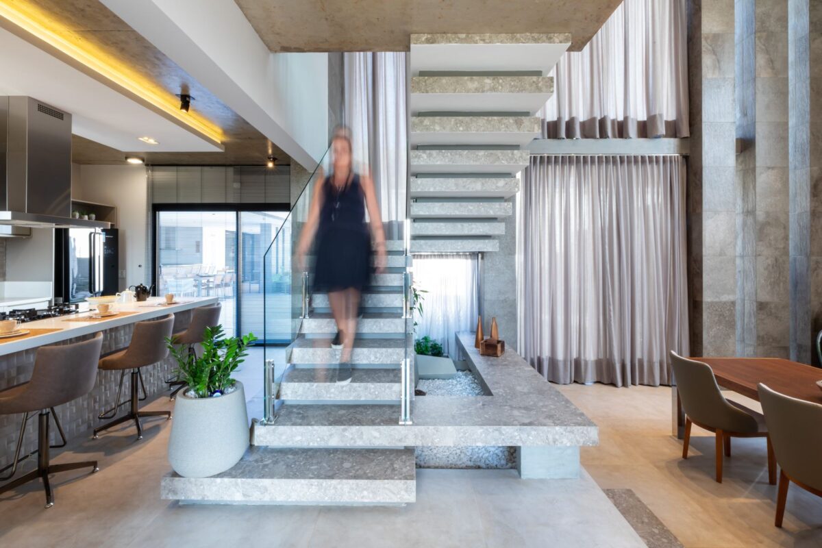 Como Usar a Escada na Decoração 10 3 Funcional, escada também traz mais charme ao design de interiores (Projeto: Sussiane Cardoso)