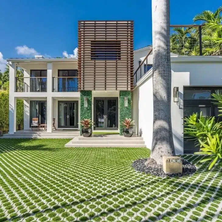 10 Vantagens e Ideias de Aplicação do Concregrama para Transformar Seu Espaço 10 Concregrama é uma escolha durável, frequentemente reaproveitada em estacionamentos.