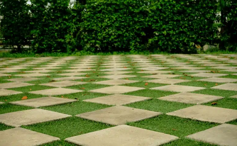 10 Vantagens e Ideias de Aplicação do Concregrama para Transformar Seu Espaço 3 Concregrama é um revestimento utilizado na pavimentação de áreas externas, como jardins e garagens.