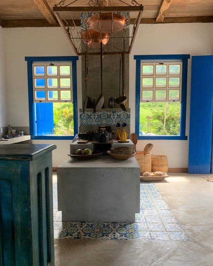 Cozinhas com fogão a lenha: 10 ideias rústicas e charmosas 7 Foto de cozinha com fogão a lenha 3 - 3
