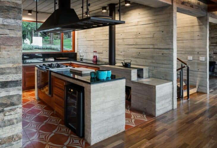 Cozinhas com fogão a lenha: 10 ideias rústicas e charmosas 10 Foto de cozinha com fogão a lenha 5 - 5