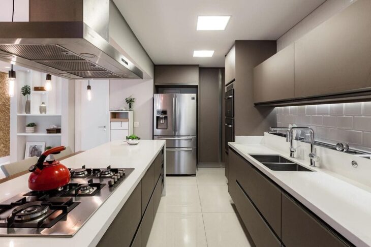 Cozinha planejada com ilha e bancada