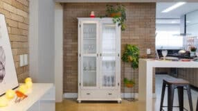 10 Modelos de Cristaleira Moderna que Você Precisa Conhecer 9 Cristaleira de madeira, ideal para ambientes sofisticados.
