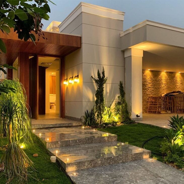 6 Modelos de Entradas de Casas para uma Fachada Maravilhosa 7 São vários recursos que podem ser explorados para destacarem a porta principal – plantas, platibandas, revestimentos, caminhos e degraus são ótimos para compor essa parte essencial de qualquer lar.