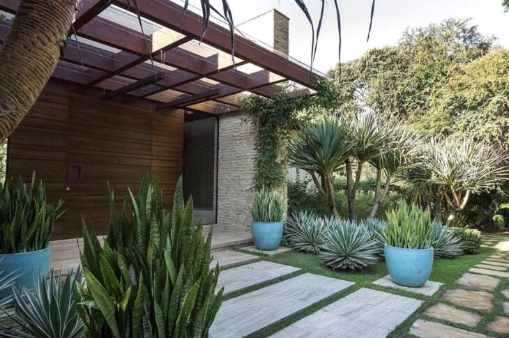 6 Modelos de Entradas de Casas para uma Fachada Maravilhosa 2 A especialista Andressa Oliveira é arquiteta e urbanista, com master em arquitetura e lighting design.