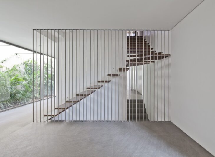 Inspire-se com 10 modelos de escadas flutuantes para a sua casa. 5 Foto de escada flutuante 2 - 1